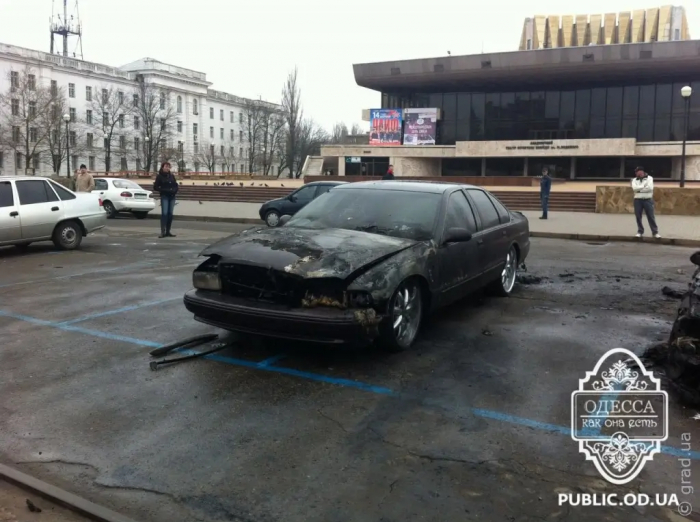 Пожар напротив Музкомедии: сгорел ресторан и два автомобиля