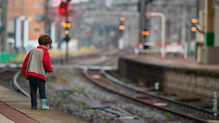 Работники железной дороги обнаружили трехлетнего мальчика, который искал свою маму.