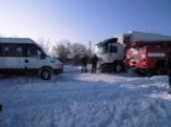 Пассажиры автобуса попали в снежную ловушку