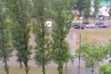 Небольшой дождь превратил одесские улицы в озера: видео