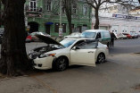 В центре Одессы иномарка влетела в дерево