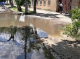 В районе Молдаванки устраняют течь на водопроводе (фото)