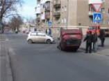При столкновении в центре Одессы автомобиль перевернулся