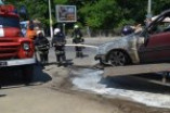 В Одессе сгорели автомобиль и трамвайная остановка
