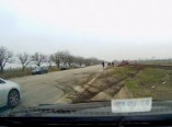 Под Одессой автомобиль выбросило на железную дорогу (фото, видео)