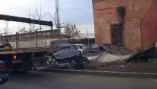 "Ниссан" разнес бетонный забор (видео)