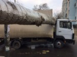На ул.Балковской грузовик застрял под трубой теплоснабжения (фото, видео)