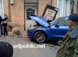 На Молдаванке гонщица на  "Porsche" влетела в продуктовый магазин