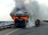 На "киевской" трассе спасали загоревшийся грузовик (фото)