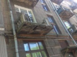 Осторожно: в центре Одессы рушится балкон (фото)