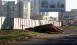 На въезде в Одессу падают рекламные щиты (фото)