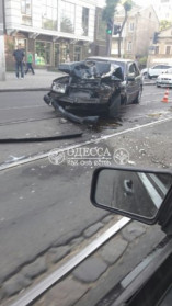 В центре Одессы автомобиль протаранил трамвай