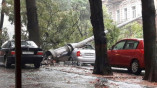 В центре Одессы столб повредил автомобили (дополнено)