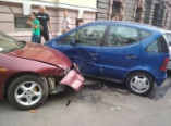 Женщина на Ягуаре протаранила машины в центре Одессы (фото)