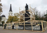 Памятник М.Воронцову закрывается на реставрацию