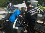 Спасатели достали из разбитого автомобиля тело погибшего (фото)