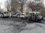На одной стоянке в Черноморске огонь уничтожил четыре автомобиля и повредил еще один (фото)