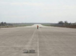 Возле взлетной полосы аэропорта обнаружен снаряд