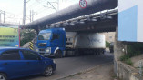 В Одессе застрявшая под мостом фура заблокировала движение