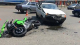 На Фонтане столкнулись автомобиль и мотоцикл