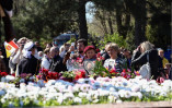 День Победы: одесситы несут цветы к памятнику Неизвестному матросу
