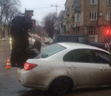 В Одессе "Chevrolet" провалился в яму