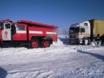 Спасатели продолжают ликвидировать последствия непогоды Спасатели продолжают ликвидировать последствия непогоды