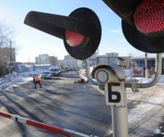 Поезд снес грузовик с буровой установкой Поезд снес грузовик с буровой установкой