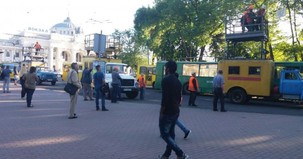 На Привокзальной площади остановлено движение троллейбусов (фото) На Привокзальной площади остановлено движение троллейбусов (фото)