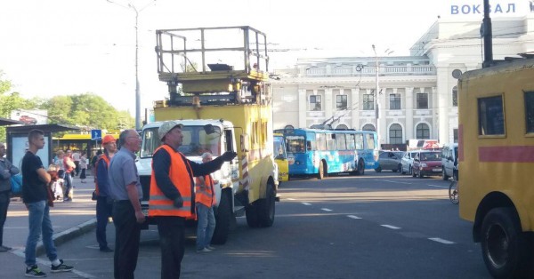 На Привокзальной площади остановлено движение троллейбусов (фото) На Привокзальной площади остановлено движение троллейбусов (фото)