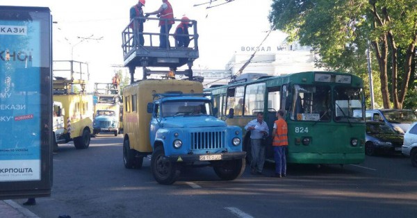 На Привокзальной площади остановлено движение троллейбусов (фото) На Привокзальной площади остановлено движение троллейбусов (фото)