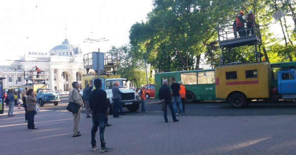 На Привокзальной площади остановлено движение троллейбусов (фото) На Привокзальной площади остановлено движение троллейбусов (фото)