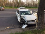 В районе Лузановки автомобиль влетел в дерево (фото) В районе Лузановки автомобиль влетел в дерево (фото)