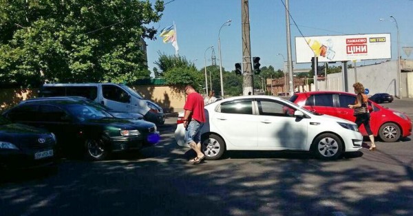 ДТП возле Горбатого моста стало причиной пробки (фото) ДТП возле Горбатого моста стало причиной пробки (фото)