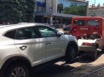 Полиция эвакуировала автомобиль, остановивший движение трамваев (фото) Полиция эвакуировала автомобиль, остановивший движение трамваев (фото)