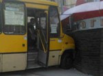 В Одессе маршрутный автобус влетел в стену дома В Одессе маршрутный автобус влетел в стену дома