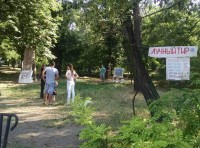Опасные игры: в парке Шевченко стреляют из лука и метают ножи Опасные игры: в парке Шевченко стреляют из лука и метают ножи