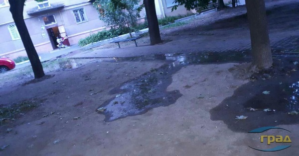 В курортном районе Одессы из канализационных люков бьют фонтаны В курортном районе Одессы из канализационных люков бьют фонтаны