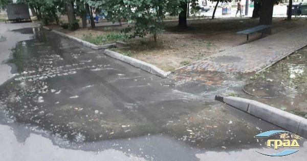 В курортном районе Одессы из канализационных люков бьют фонтаны В курортном районе Одессы из канализационных люков бьют фонтаны