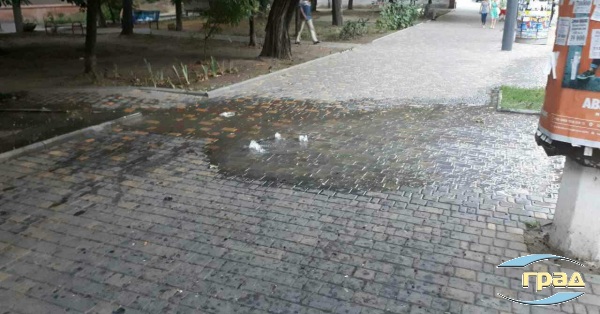 В курортном районе Одессы из канализационных люков бьют фонтаны В курортном районе Одессы из канализационных люков бьют фонтаны
