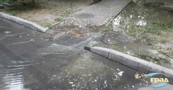 В курортном районе Одессы из канализационных люков бьют фонтаны В курортном районе Одессы из канализационных люков бьют фонтаны