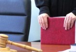 Судья в зале заседания