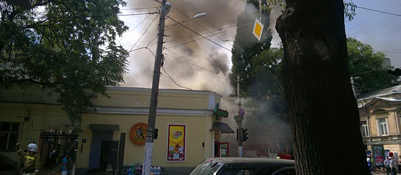 Сильный пожар в центре Одессы Сильный пожар в центре Одессы
