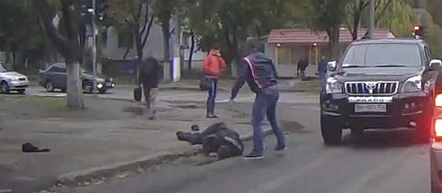 Джип сбивает милиционера (видео) Джип сбивает милиционера (видео)