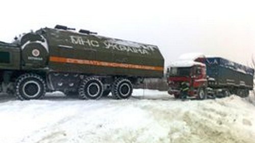 Спасатели вытащили из снежного плена микроавтобус и грузовик с продуктами Спасатели вытащили из снежного плена микроавтобус и грузовик с продуктами