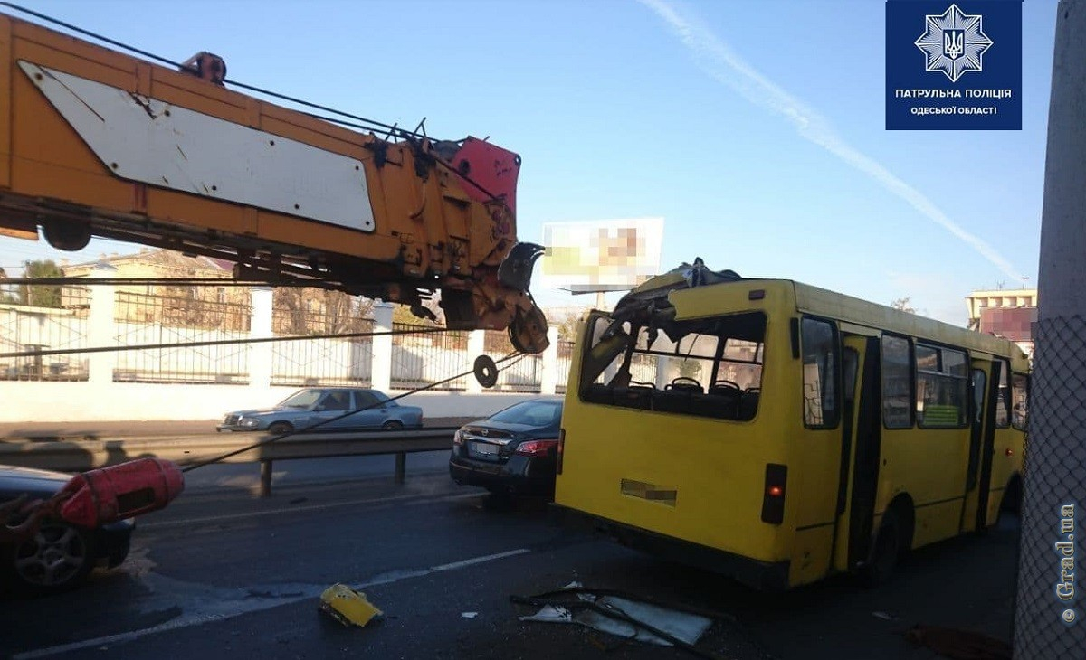 В Одессе автокран протаранил маршрутное такси