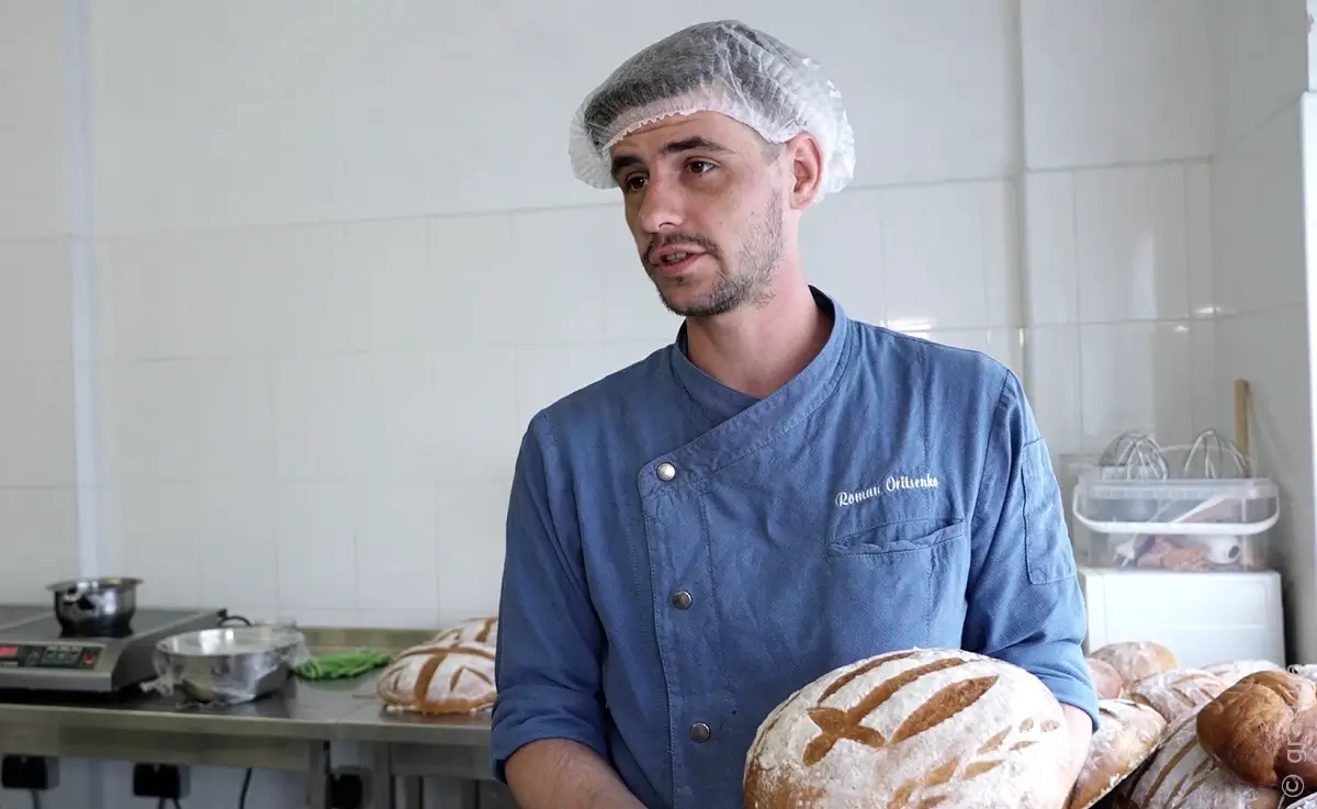 Паляниця от одесских пекарей военнослужащим Украины
