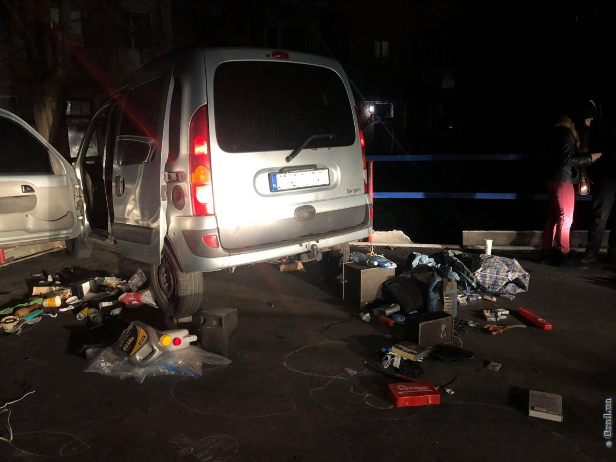 Ночная погоня в Одессе: Renault Kangoo остановили выстрелами по колесам