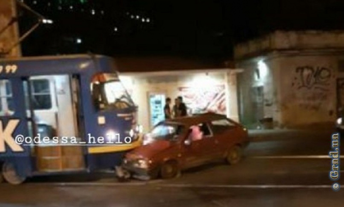 На Фонтане столкнулись автомобиль и трамвай