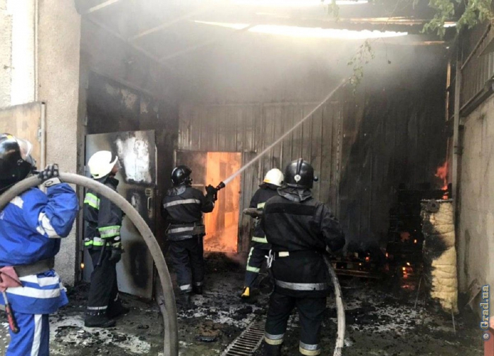 В Одессе горели склады